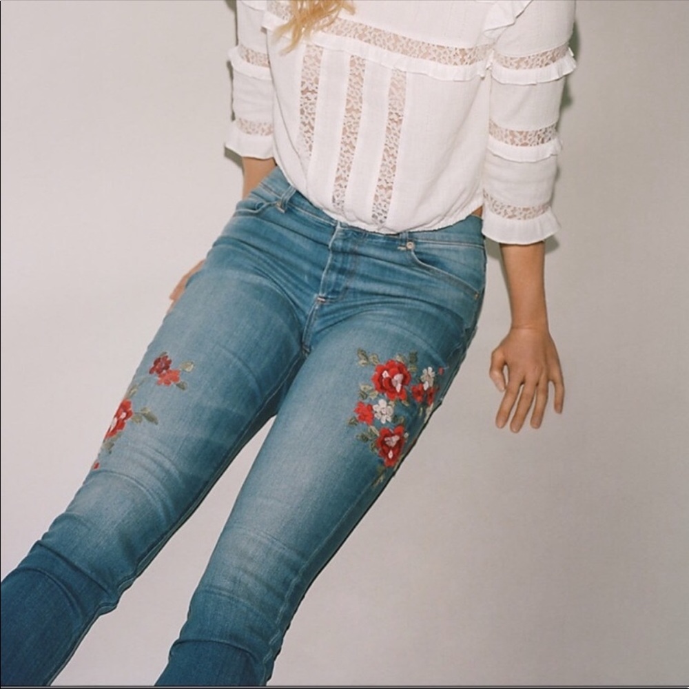 Express embroidered jeans 🍒